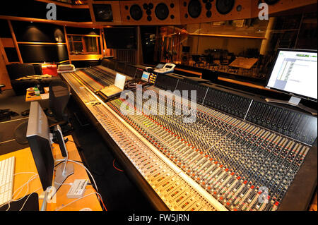 Le mixage du producteur dans les studios d'enregistrement à Air Studios, Lyndhurst, Air Lyndhurst Road, Hampstead, Londres NW3. Banques de curseurs pour montrer l'équilibre chaque microphone 'channel', l'ordinateur de contrôle, et de l'écran en verre fenêtre à partir de la 'fish tank' dans le studio. Lyndhurst Hall a été conçu par Alfred Waterhouse, qui a également conçu le musée d'Histoire Naturelle. Les studios ont été ouvertes en décembre 1992 par George Martin, producteur pour les Beatles. Maintenant, un studio indépendant, un complexe où de nombreuses musiques de films sont enregistrés. Banque D'Images