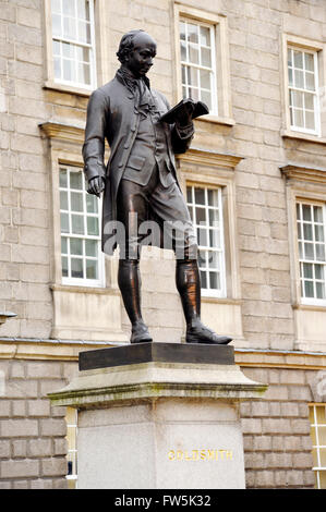 Statue de la dramaturge Oliver Goldsmith (1864 par John Foley). En dehors de la Trinity College de Dublin, dont les diplômés : le Banque D'Images