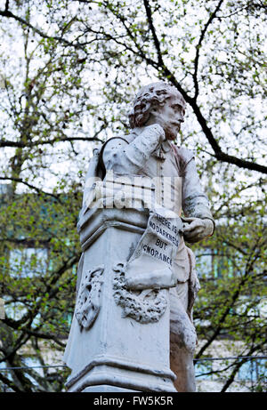 Statue de William Shakespeare, dramaturge et poète anglais, à Leicester Square, Londres, au crépuscule. Un double du Bard's Banque D'Images