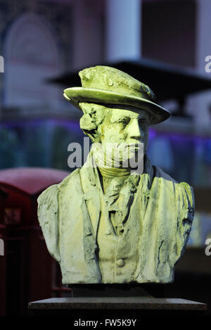 Statue de Sir Joshua Reynolds à Leicester Square, de nuit, RA (16 FRS FRSA Juillet 1723 - 23 février 1792), par Henry Weekes 1874. Banque D'Images