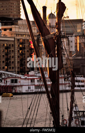 Close-up : montage de voyage : Thames barges, à St Katharine's Dock, par Wapping, Londres, par le Tower Bridge au coucher du soleil, l'hiver. Charles Dickens, romancier anglais, avait une vie relativement à Wapping et Limehouse, paramètre de nombreuses scènes en la rivière, y compris dans la cour du Quilp Old Curiosity Shop Le Département et's home Maison Dombais et Fils. en Banque D'Images