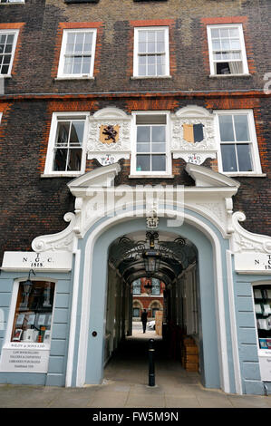 Gate à Gray's Inn, 1697 et 1818. Auteur anglais Charles Dickens, romancier anglais, a travaillé comme garçon de bureau pour le cabinet juridique d'Ellis et Blackmore, Londres ; il a décrit Gray's Inn dans ses livres peu de Dorrit, Les Pickwick Papers, l'Uncommercial Traveller, David Copperfield, etc. Banque D'Images