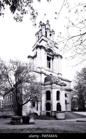 L'extérieur de St Anne's Church, Limehouse. Conçu par Nicholas Hawksmoor, comme l'un des douze églises construites pour répondre aux besoins de la population en expansion rapide de Londres au 18e siècle. Le régime n'a jamais atteint son objectif d'origine, mais ceux construits ont été également connu sous le nom de la Reine Anne d'églises. Cette église a été consacrée en 1730, mais détruit par le feu le Vendredi Saint 1850, et restauré entre 1851 et 1854 par Philip Hardwick. Restauré par Julian Harrap entre 1983 et 1993, lorsque l'acier tubulaire préfabriquées ont été ajoutés pour soutenir le toit. Charles Dickens, romancier anglais, resterait comme un enfant avec hi Banque D'Images