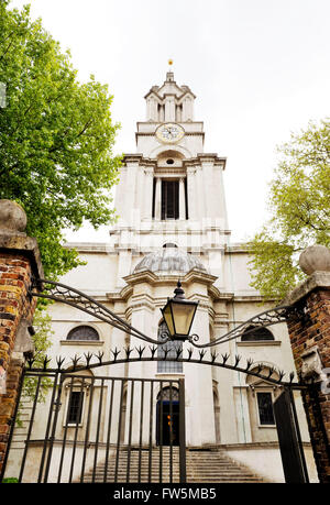 L'extérieur de St Anne's Church, Limehouse. Conçu par Nicholas Hawksmoor, comme l'un des douze églises construites pour répondre aux besoins de la population en expansion rapide de Londres au 18e siècle. Le régime n'a jamais atteint son objectif d'origine, mais ceux construits ont été également connu sous le nom de la Reine Anne d'églises. Cette église a été consacrée en 1730, mais détruit par le feu le Vendredi Saint 1850, et restauré entre 1851 et 1854 par Philip Hardwick. Restauré par Julian Harrap entre 1983 et 1993, lorsque l'acier tubulaire préfabriquées ont été ajoutés pour soutenir le toit. Charles Dickens, romancier anglais, resterait comme un enfant avec hi Banque D'Images