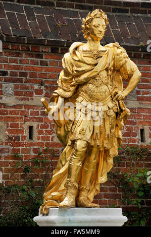 Statue d'or dans la région de Portsmouth Historic Dockyard du roi Guillaume III. 1650 - 1702, un souverain Prince d'Orange par la naissance. À partir de 1689 il régna comme William III sur l'Angleterre et l'Irlande, et que William II sur l'Ecosse. Il est officieusement connu dans le Nord de l'Irlande et l'Ecosse comme 'King Billy'.Il a régné conjointement avec son épouse, Mary II, jusqu'à sa mort en 1694 : le règne de commune "William et Mary".Un Protestant, William a participé à plusieurs guerres contre le puissant roi catholique de France, Louis XIV. La victoire de William James II à la bataille de la Boyne en 1690 est commémoré par l'institution d'Orange Banque D'Images