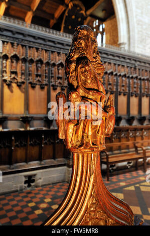 15e siècle choeur sculpté en chêne, siège de la Vierge et l'enfant, dans l'église St Laurence, Ludlow, Shropshire Banque D'Images