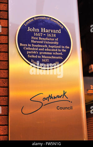 Plaque à John Harvard (1607-1638), le premier bienfaiteur de l'Université de Harvard, USA. Né à Southwark London, baptisé dans la cathédrale, éduqués dans la paroisse grammar school. Plaque sur Borough High St, Southwark, Londres, par St George's Church. Banque D'Images