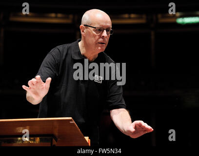 Brian Kay, chef d'orchestre, en répétition avec le Grand Chœur et orchestre pour des concerts à partir de zéro (et vêtus de T-shirt logo), Royal Albert Hall, Londres : le Messie de Haendel. Vient de reprendre la direction musicale de la RBC. Chef d'orchestre, présentateur de BBC Radio et de la télévision, d'un membre fondateur et chanteur basse 1978 avec les King's Singers, orchestre de Vaughan Williams Leith Hill Festival Musical à Surrey ; il a également chanté la voix de Papageno dans le film hollywoodien" ÔAmadeus (sa femme, la soprano Gillian Fisher a chanté Papagena), a été la plus basse grenouille sur un Paul McCartney, l'un des unique Banque D'Images