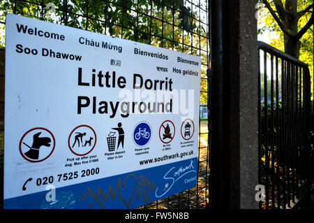 Aire de jeux pour enfants, Petite Dorrit, Little Dorrit, Cour par Borough High Street, Southwark, Londres. Nommé d'après le livre de la romancière anglaise Charles Dickens, qui ont mis des scènes de son roman Little Dorrit dans ce domaine. Amy Dorrit, le père de William, a été emprisonné à proximité à la prison de Marshalsea, et Saint George's Church où Amy Dorrit a été baptisé et marié est adjacent à l'Marshalsea. Banque D'Images