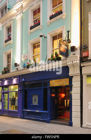 Bag O'Nails, Miranda Club, au 9, Rue Royale, off Carnaby St., London W1. Le club porte avec plaques en laiton. Le club a exécuté depuis les années 1920, et a présenté des musiciens de jazz, Jimmy Dorsey Jimmy Skidmore et Kenny Baker& Duke Ellington's Quartet et la renommée de Georgie ; Les Beatles étaient souvent vu ici. Jimi Hendrix, guitariste rock, a joué son premier concert au Royaume-Uni en novembre 1966 à l'aide de la cabine du dj du club, qui paraît encore qu'il a été : Jimi Hendrix Experience. Banque D'Images