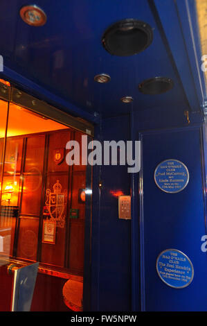 Bag O'Nails, Miranda Club, au 9, Rue Royale, off Carnaby St., London W1. Le club porte avec plaques en laiton. Le club a exécuté depuis les années 1920, et a présenté des musiciens de jazz, Jimmy Dorsey Jimmy Skidmore et Kenny Baker& Duke Ellington's Quartet et la renommée de Georgie ; Les Beatles étaient souvent vu ici. Jimi Hendrix, guitariste rock, a joué son premier concert au Royaume-Uni en novembre 1966 à l'aide de la cabine du dj du club, qui paraît encore qu'il a été : Jimi Hendrix Experience. Banque D'Images