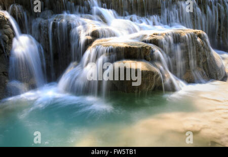 Eau Verte circulant sur des rochers Banque D'Images