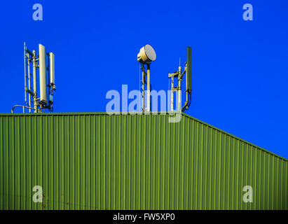 Grand hangar en tôles ondulées vert industriel contre un ciel bleu profond, Williamstown, Melbourne, Australie Banque D'Images