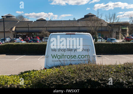 Livraison supermarché Waitrose van garé dans le parking de Cirencester, Gloucestershire, Royaume-Uni Banque D'Images