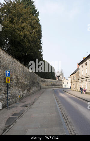 Park Lane sur la voie à sens unique avec le mur de la Bathurst estate dans Cirencester, Gloucestershire, Royaume-Uni Banque D'Images