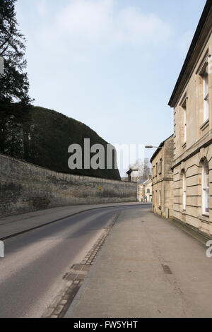 Park Lane sur la voie à sens unique avec le mur de la Bathurst estate dans Cirencester, Gloucestershire, Royaume-Uni Banque D'Images