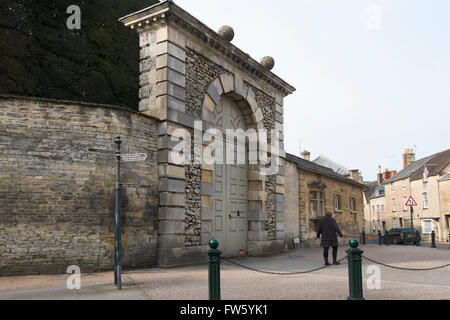 Grande porte dans le mur de la Bathurst achat et c'est l'if de 300 ans de couverture, Cirencester, Gloucestershire, Royaume-Uni Banque D'Images