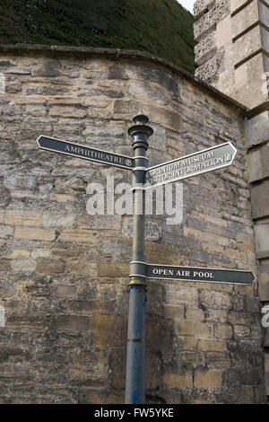 Panneau indiquant les directions de Cirencester, Gloucestershire, Royaume-Uni Banque D'Images
