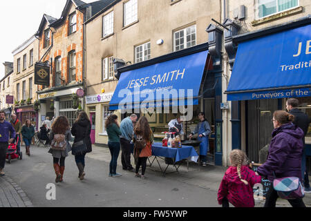 Les hamburgers et les saucisses cuites à l'extérieur de Jesse Smith bouchers dans Jack Black Street, Cirencester, Gloucestershire, Royaume-Uni Banque D'Images