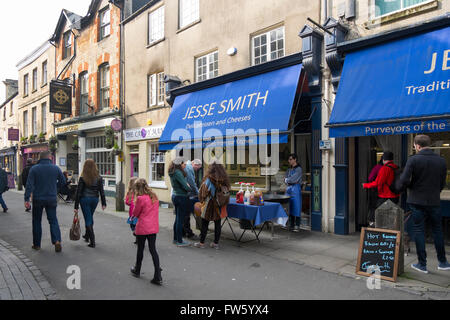 Les hamburgers et les saucisses cuites à l'extérieur de Jesse Smith bouchers dans Jack Black Street, Cirencester, Gloucestershire, Royaume-Uni Banque D'Images