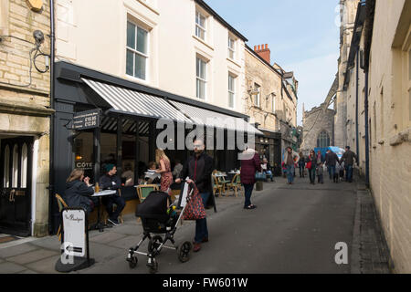 Cote, un moderne, tous les jours dans une brasserie française Black Jack Street, Cirencester, Gloucestershire, Royaume-Uni Banque D'Images