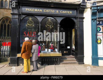 Pakeman, Catto et Carter men's clothes shop dans Market Place, Cirencester, Gloucestershire, Royaume-Uni Banque D'Images