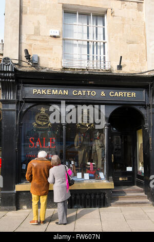 Pakeman, Catto et Carter men's clothes shop dans Market Place, Cirencester, Gloucestershire, Royaume-Uni Banque D'Images