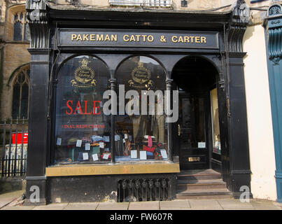 Pakeman, Catto et Carter men's clothes shop dans Market Place, Cirencester, Gloucestershire, Royaume-Uni Banque D'Images