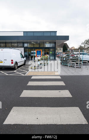 Aldi et Tesco Stores adjacent à Cirencester, Gloucestershire, Royaume-Uni Banque D'Images