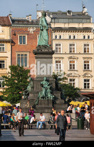 Pologne, Cracovie, place de la vieille ville, monument d'Adam Mickiewicz Banque D'Images