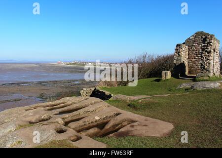 Tombes de roche et les ruines de la chapelle de St Patrick, Lancashire Heysham avec vue sur le bord d'Morecambs vers la baie de Morecambe Banque D'Images