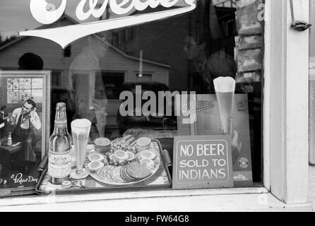 La discrimination raciale. 'Pas de bière vendus aux Indiens" dans la fenêtre d'un bar à Sisseton, Dakota du Sud, USA. Photo de John Vachon, 1939. Banque D'Images