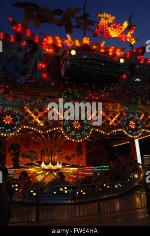 Rock & Roll ride at midway Dutchess County Fair de nuit avec des néons multicolores amusement park Banque D'Images