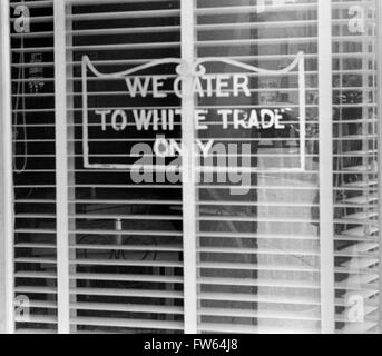 Signe de séparation. "Nous répondons au blanc du commerce uniquement" dans la fenêtre d'un restaurant à Lancaster, Ohio, USA. Photo par Ben Shahn, 1938 Banque D'Images