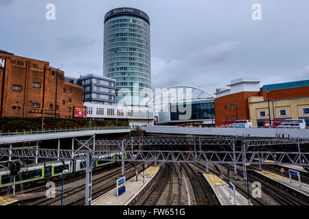 La Rotonde au centre commercial Bullring Centre à Birmingham, Angleterre, RU avec la gare au premier plan Banque D'Images