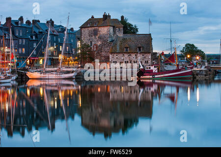 Maisons et bateaux sur le vieux port avec la réflexion en eaux calmes dans la soirée, Vieux Bassin, Honfleur, Calvados, Normandie Banque D'Images