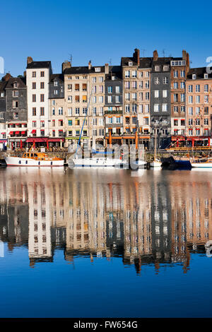 Maisons sur le vieux port avec des reflets dans l'eau calme, Vieux Bassin, Honfleur, Calvados, Normandie, France Banque D'Images