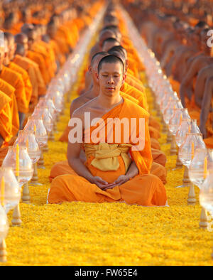 Moines assis dans une rangée de méditer, Wat Phra Dhammakaya Temple, Khlong Luang District, Pathum Thani, Bangkok, Thaïlande Banque D'Images