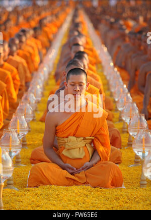 Moines assis dans une rangée de méditer, Wat Phra Dhammakaya Temple, Khlong Luang District, Pathum Thani, Bangkok, Thaïlande Banque D'Images