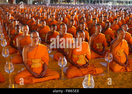 Moines assis dans une rangée de méditer, Wat Phra Dhammakaya Temple, Khlong Luang District, Pathum Thani, Bangkok, Thaïlande Banque D'Images