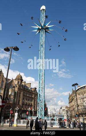 Starflyer Carousel tour dans le centre-ville de Sheffield Angleterre attraction UK Funfair Banque D'Images