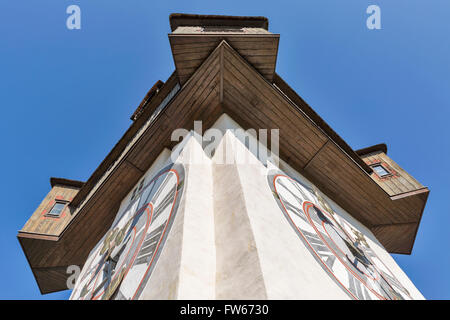 Tour de la vieille horloge Uhrturm closeup on Schlossberg forteresse à Graz, Autriche Banque D'Images