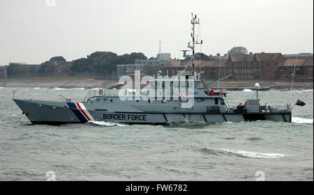 AJAXNETPHOTO. - 21ER NOVEMBRE, 2014. PORTSMOUTH, Angleterre. Frontière - NAVIRE DE PATROUILLE DE LA FORCE L'EMPLOI DE QUITTER LE PORT. PHOTO:TONY HOLLAND/AJAX REF:1546 SRD142111 Banque D'Images