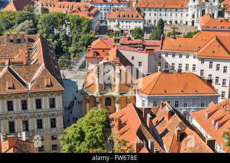 Le centre-ville de Graz automne paysage urbain avec l'Église Dreifaltigkeitskirche aériennes. Graz est la capitale de l'état fédéral de la Styrie en Austr Banque D'Images