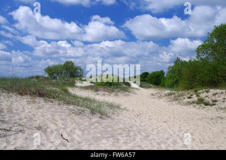 La plage de Pärnu sur un jour nuageux Banque D'Images