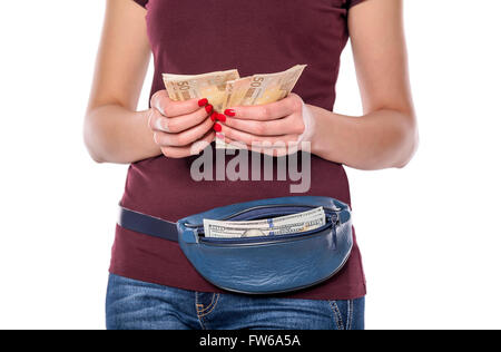 Les mains des femmes chefs d'argent. Silhouette d'une femme avec un sac à main sur un fond blanc. Banque D'Images