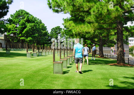 Visites à pied le parc du domaine de l'honneur des chaires de victimes de l'attentat à Oklahoma City. USA. Banque D'Images