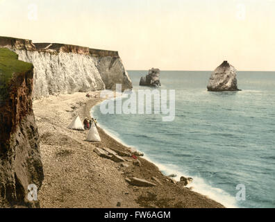 La baie d'eau douce et les enterrements de passage des roches, île de Wight, en Angleterre, vers 1900, Impression Photochrome Banque D'Images