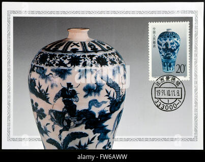 Chine - circa 1991 : timbre imprimé en Chine montre vase en porcelaine bleu et blanc de la dynastie Yuan, vers 1991 Banque D'Images