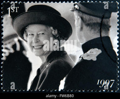 Royaume-uni - circa 1997 : timbre imprimé en Grande-Bretagne montre la reine Elizabeth II, vers 1997. Banque D'Images